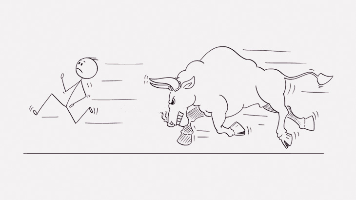 闘牛場での牛追いに参加した男、恥ずかしいことに･･･（動画）