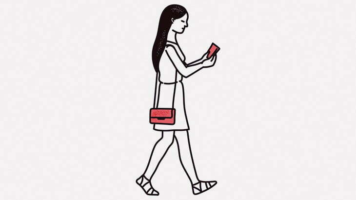 車が走ってるのに堂々と横切る女、轢かれる（動画）