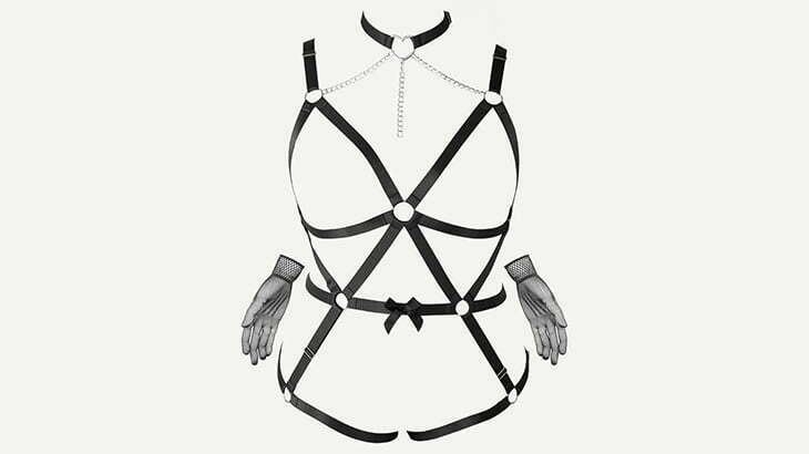 露出狂の女、こんな姿で夜道を歩いてしまう（動画）