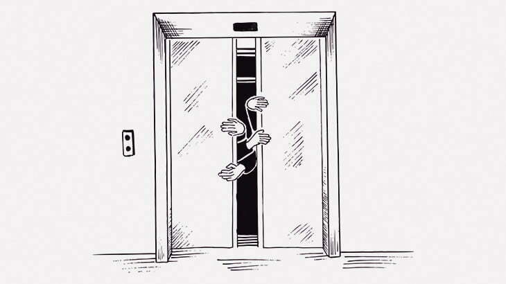 エレベーターを知らない女性、とんでもない行動に･･･（動画）