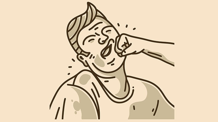 女の子の部屋を窓から覗いてた男、父親に殴られる（動画）