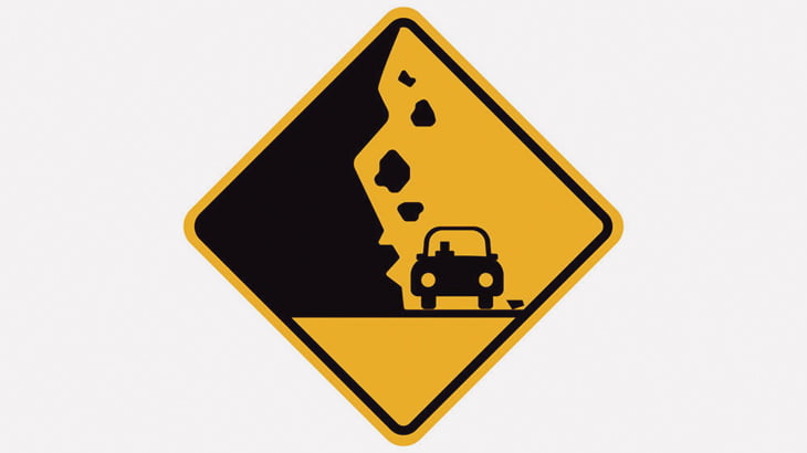 【インド】渋滞中の車に巨大な岩が激突。2人が死亡（動画）