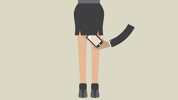 飛行機内でCAのパンツを盗撮していた男、逮捕（動画）