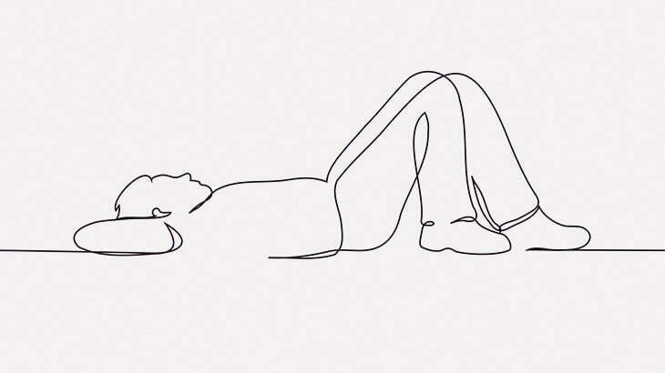 なぜか道路の真ん中で寝ていた男、車にゆっくり轢かれてしまう（動画）