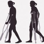 下半身不随の女性、松葉杖で普通に歩ける（動画）
