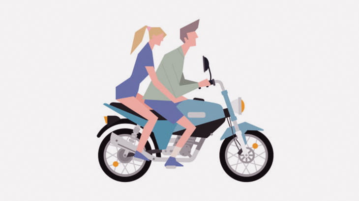 【閲覧注意】バイクに乗っていた女性、トラックとの衝突で腕を切断されてしまう（動画）