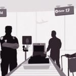 空港の職員、乗客の荷物から物を盗んでしまう（動画）
