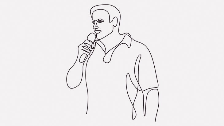 カメラの前で歌う男の足、めちゃくちゃデカい（動画）