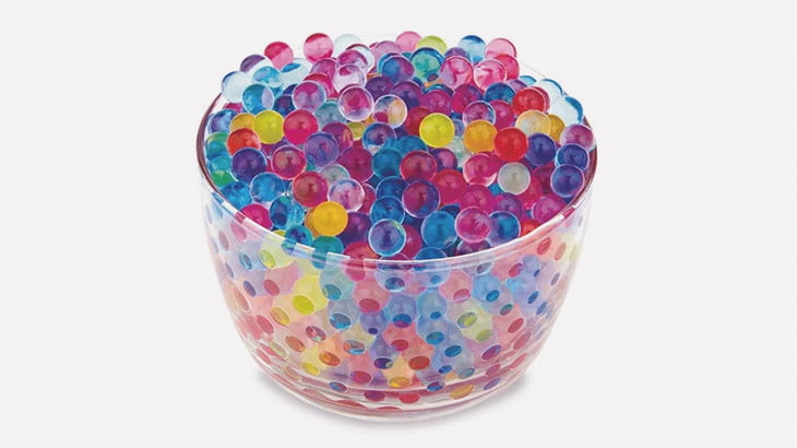 水を吸収して弾力性のあるボールになる「オービーズ（Orbeez）」で遊んでみた（動画）