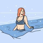 氷が張った水辺でひたすら氷で遊ぶ、自称「アイスクイーン」の女（動画）