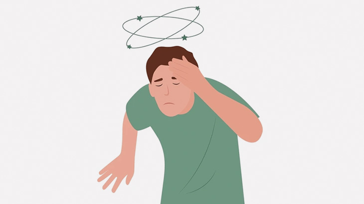 仕事中の男が意識を失い倒れる → 沸騰した大きな鍋に落ちて大火傷（動画）