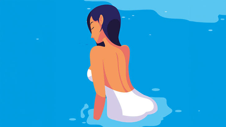 軽装で森に入りキャンプする、セクシーサバイバルお姉さん（動画）