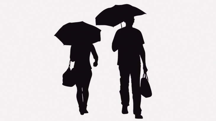 傘を差して歩いていたカップル、カミナリに打たれてノックアウト（動画）