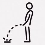 他人の家の壁に小便していた男、怒られる（動画）
