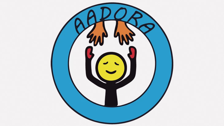 障害を持つ人達に会いに行って寄付金を募る慈善非営利団体の男（動画）