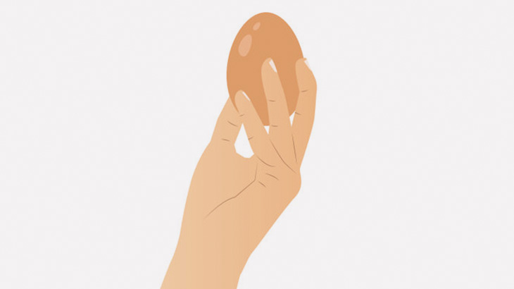 チック症の男性による「卵を潰さないでいられるか」チャレンジ