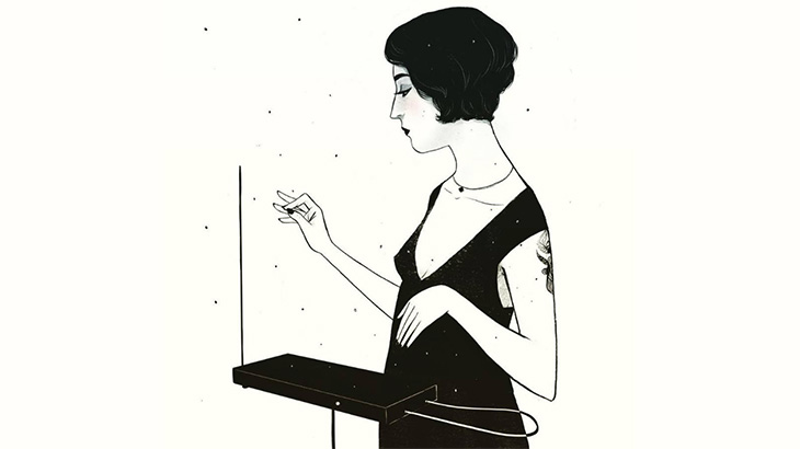 空中で手を動かして音を奏でる女性テルミン奏者、想像以上にちゃんと演奏できる