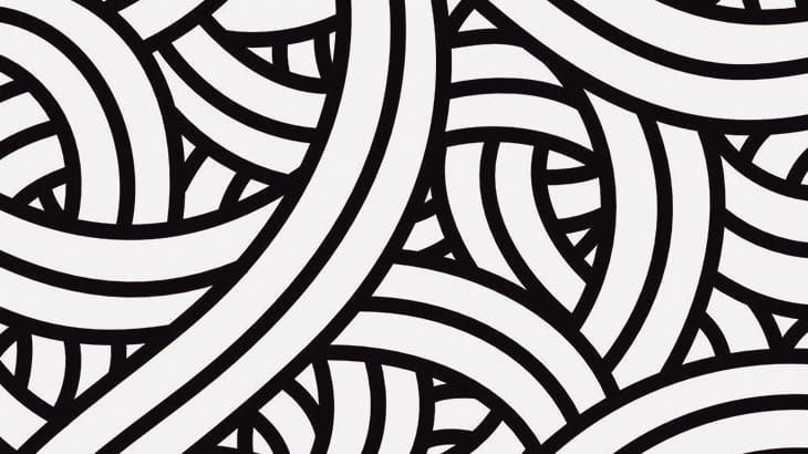 白い粉をまぶして指でなぞり、素敵なラインデザインを描きあげるアーティスト